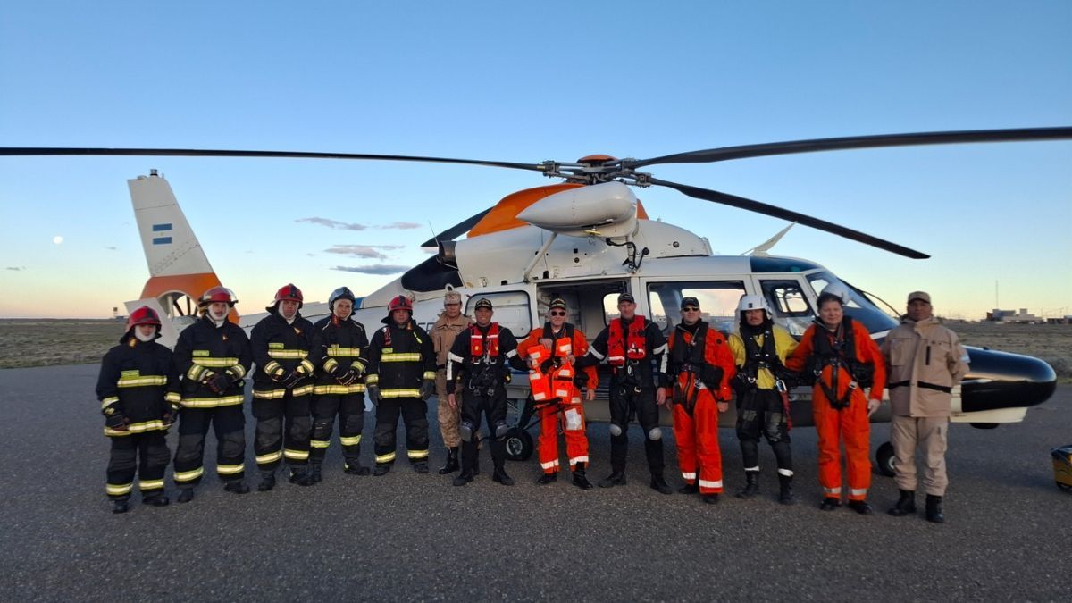 Personal de la Prefectura Naval Argentina logró rescatar a un tripulante gravemente herido a bordo de un pesquero en el Atlántico Sur. Personal de la Prefectura Naval Argentina logró rescatar a un tripulante gravemente herido a bordo de un pesquero en el Atlántico Sur.