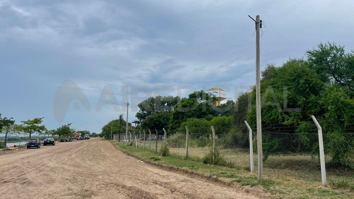 El móvil de AIRE constató la falta de las luminarias y el cableado en el paseo de la Costanera Este.