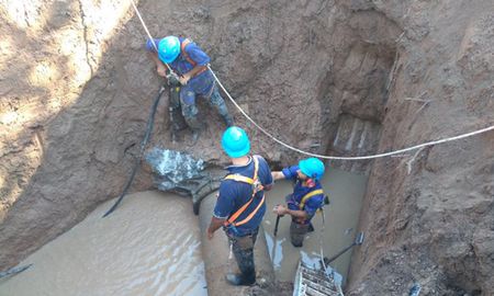 La empresa prestataria informó que se está demoliendo parte de un estructura de anclaje de hormigón armado de la cañería de 700 mm de diámetro. La empresa prestataria informó que se está demoliendo parte de un estructura de anclaje de hormigón armado de la cañería de 700 mm de diámetro.