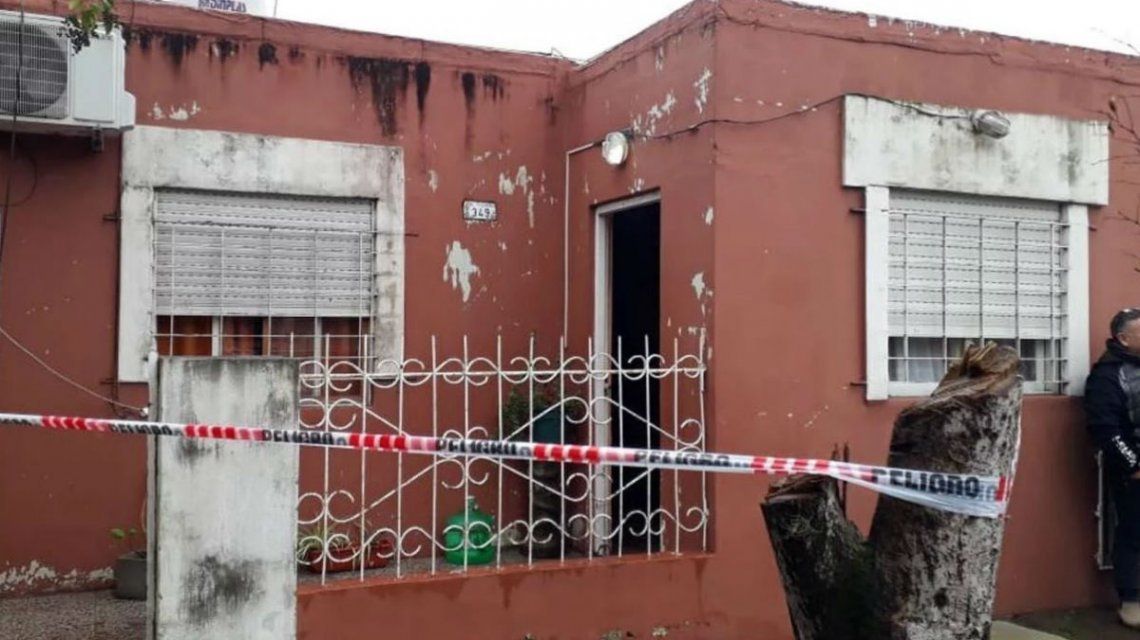 Mató a su mamá y su padrastro con un bate de béisbol y convivió con los cuerpos