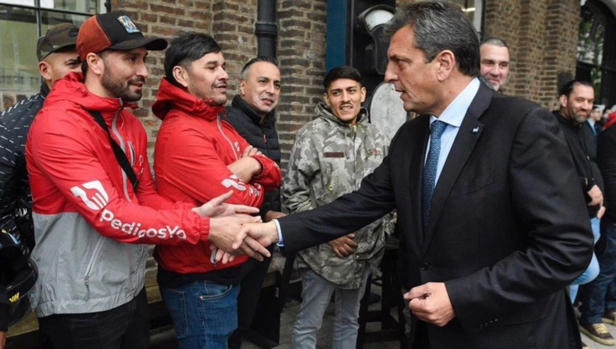Sergio Massa se reunió con trabajadores de plataformas de delivery con el objetivo de avanzar en una serie de medidas que permitan incrementar la protección de los trabajadores del sector. Sergio Massa se reunió con trabajadores de plataformas de delivery con el objetivo de avanzar en una serie de medidas que permitan incrementar la protección de los trabajadores del sector.