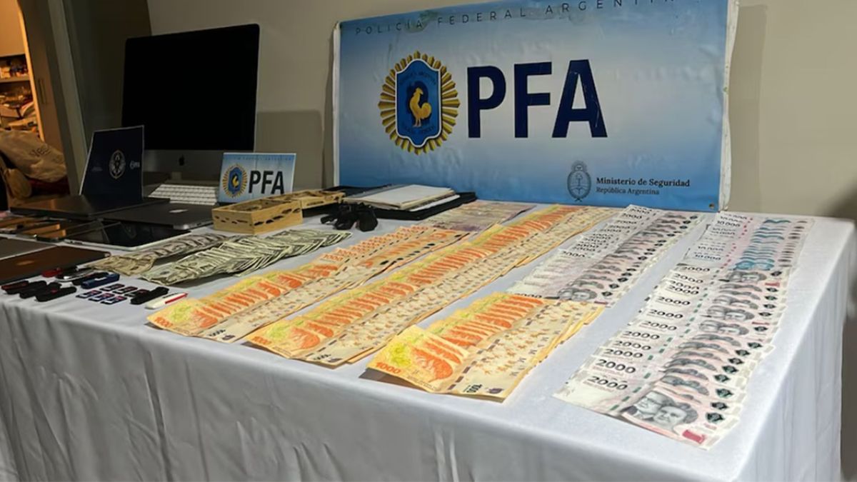 Dólares, pesos y computadoras. Parte de los elementos secuestrados por la Policía Federal de Rosario. Dólares, pesos y computadoras. Parte de los elementos secuestrados por la Policía Federal de Rosario.