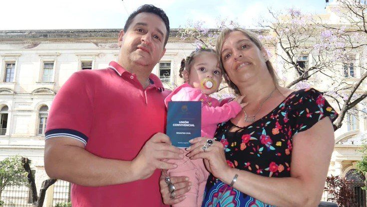 Una pareja rosarina fue la primera en obtener la Libreta de Unión Convivencial