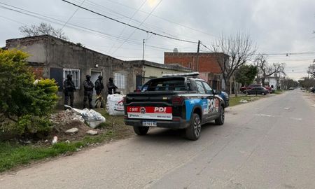 Los allanamientos se realizan en varios barrios de Santa Fe. Los allanamientos se realizan en varios barrios de Santa Fe.