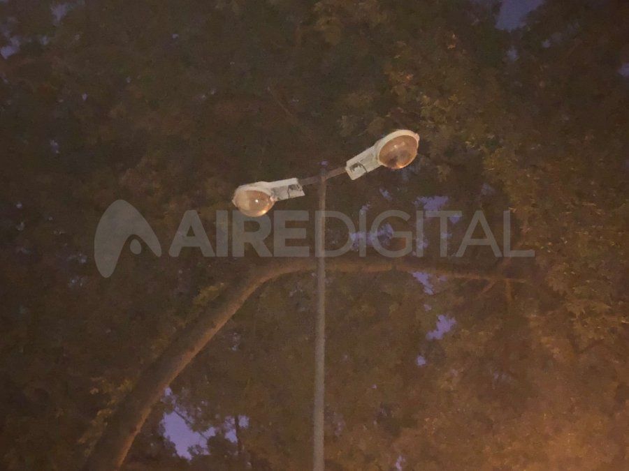 Otra vez robaron los cables de las farolas del Parque Juan de Garay.