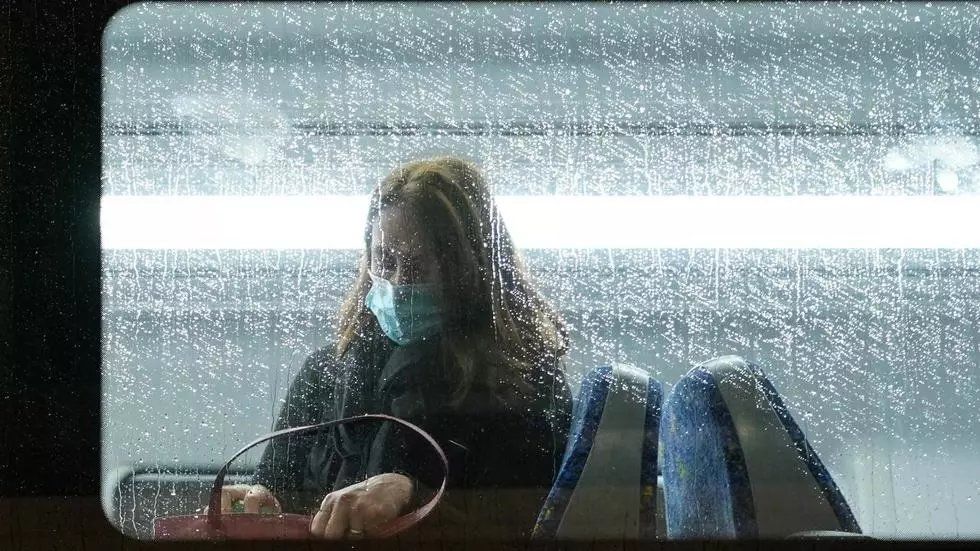 Una mujer viaja en un tren casi vacío durante el nuevo confinamiento en Sídney, Australia. 28 de junio de 2021. © Loren Elliott / Reuters