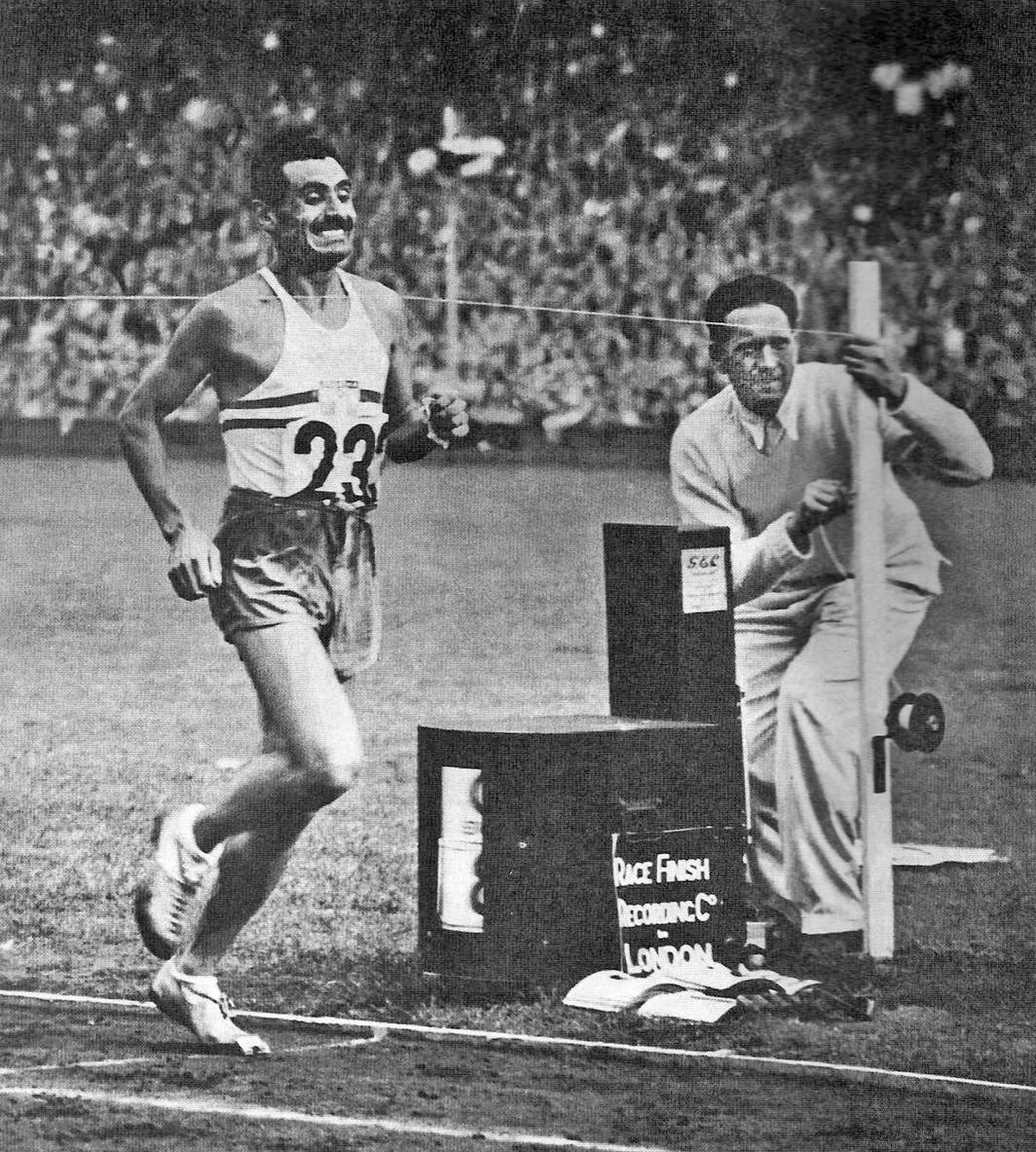 Una de las imágenes más icónicas de la historia del deporte nacional: en el estadio de Wembley y, ante la ovación de más de 70.000 espectadores, Cabrera cruzó la meta con un tiempo de 2h34’51”6/10. Así, 16 años exactos después, emuló la hazaña de Zabala en Los Angeles 1932 y se alzó con el oro olímpico. Fue escoltado por el británico Thomas John Henry Richards, a 16”, y el belga Etienne Gailly, a 42”. Una de las imágenes más icónicas de la historia del deporte nacional: en el estadio de Wembley y, ante la ovación de más de 70.000 espectadores, Cabrera cruzó la meta con un tiempo de 2h34’51”6/10. Así, 16 años exactos después, emuló la hazaña de Zabala en Los Angeles 1932 y se alzó con el oro olímpico. Fue escoltado por el británico Thomas John Henry Richards, a 16”, y el belga Etienne Gailly, a 42”.