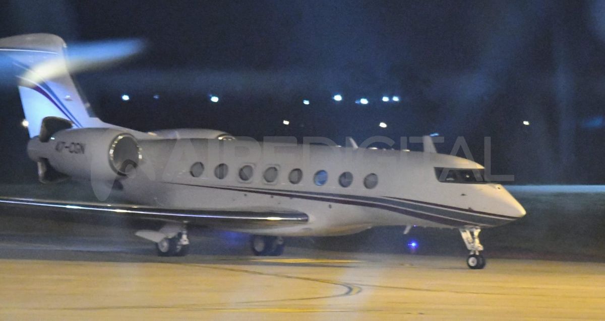 El avión que trajo a Lionel Messi tocó la pista del aeropuerto internacional Islas Malvinas de Fisherton a las 2.47. El avión que trajo a Lionel Messi tocó la pista del aeropuerto internacional Islas Malvinas de Fisherton a las 2.47.