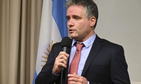 El ministro de Seguridad porteño en uso de licencia, Marcelo DAlessandro, presentó su renuncia al cargo para enfrentar la causa abierta tras la filtración de presuntos chats. El ministro de Seguridad porteño en uso de licencia, Marcelo DAlessandro, presentó su renuncia al cargo para enfrentar la causa abierta tras la filtración de presuntos chats.