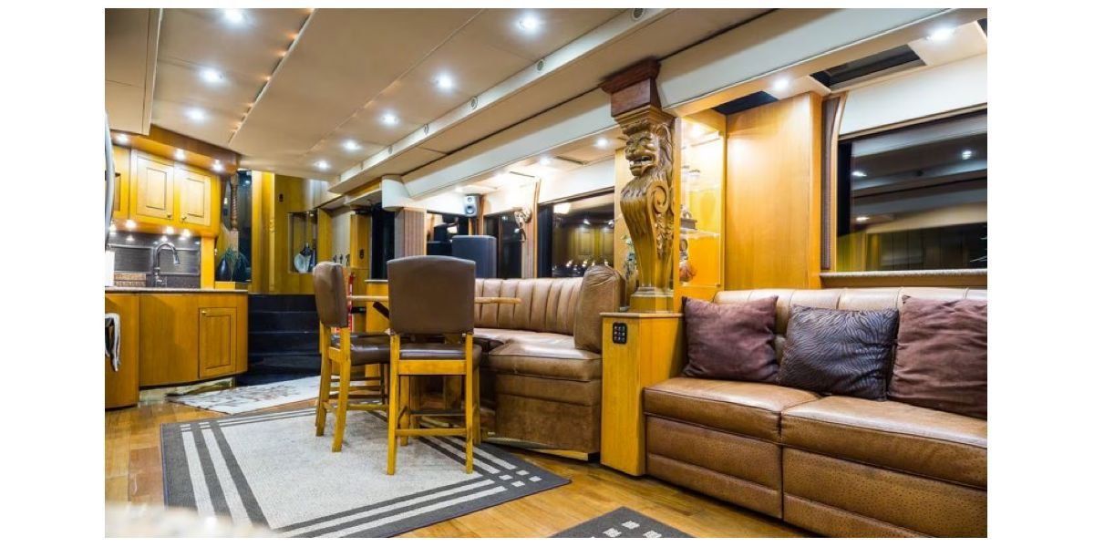 La casa móvil de 112 metros cuadrados descansa sobre 22 ruedas.