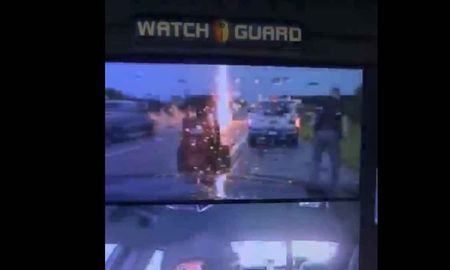 Un rayo casi golpea a un policía de tráfico mientras ayuda a un conductor Un rayo casi golpea a un policía de tráfico mientras ayuda a un conductor