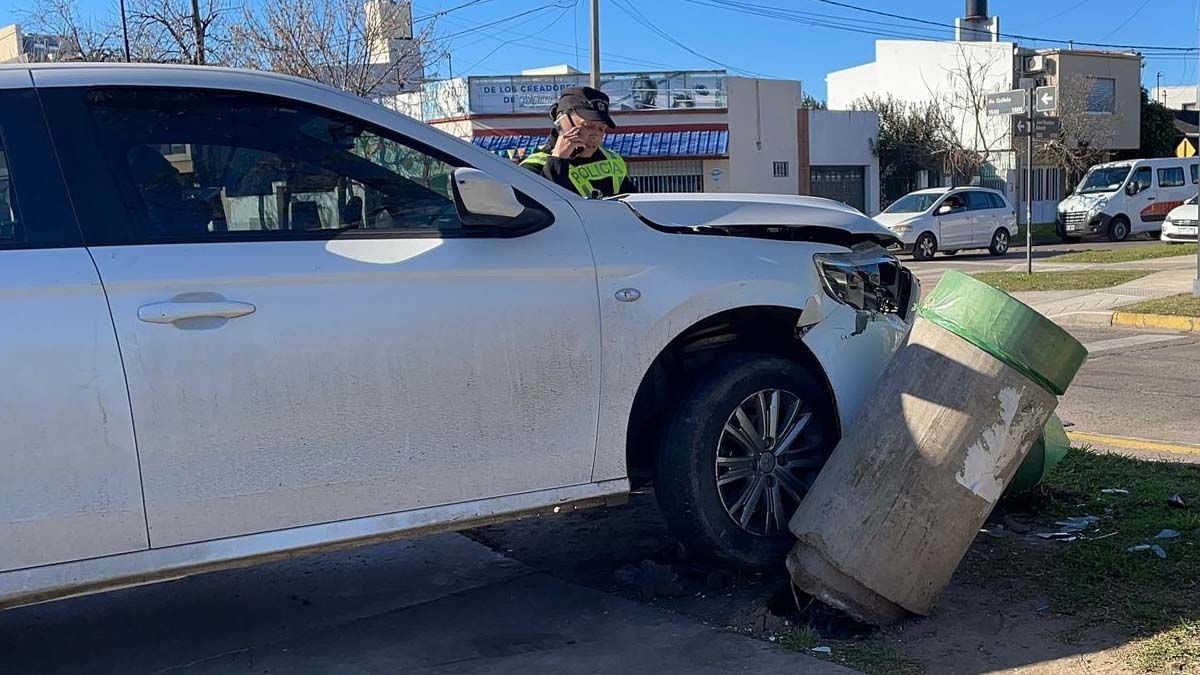 Una mujer se empezó a sentir mal y perdió el control de su auto