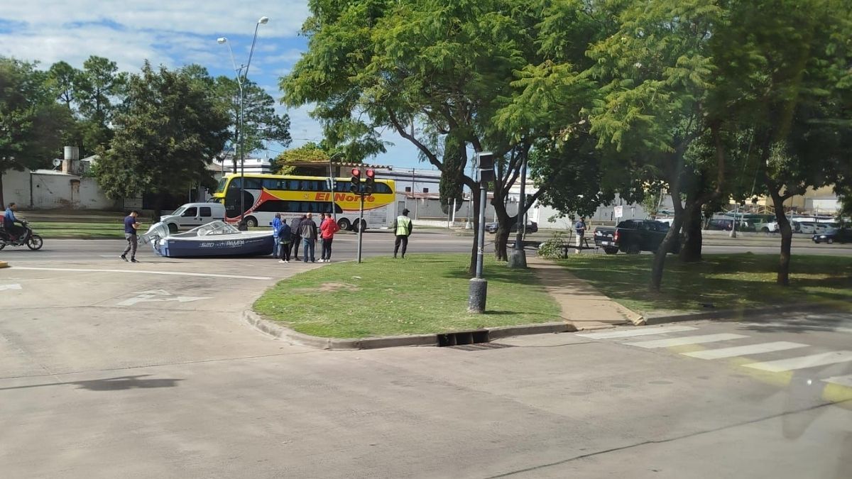 Avenida 27 de febrero: cayó una lancha de un tráiler