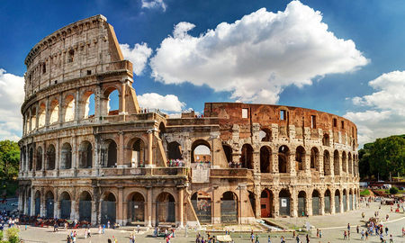 Insólito: se colaron en el Coliseo de Roma para tomar cerveza y ahora están multados con 900 dólares Insólito: se colaron en el Coliseo de Roma para tomar cerveza y ahora están multados con 900 dólares