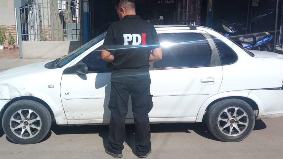 Se cree que los sospechosos utilizaron un Chevrolet Corsa blanco para ir hasta la firma y luego huir. 