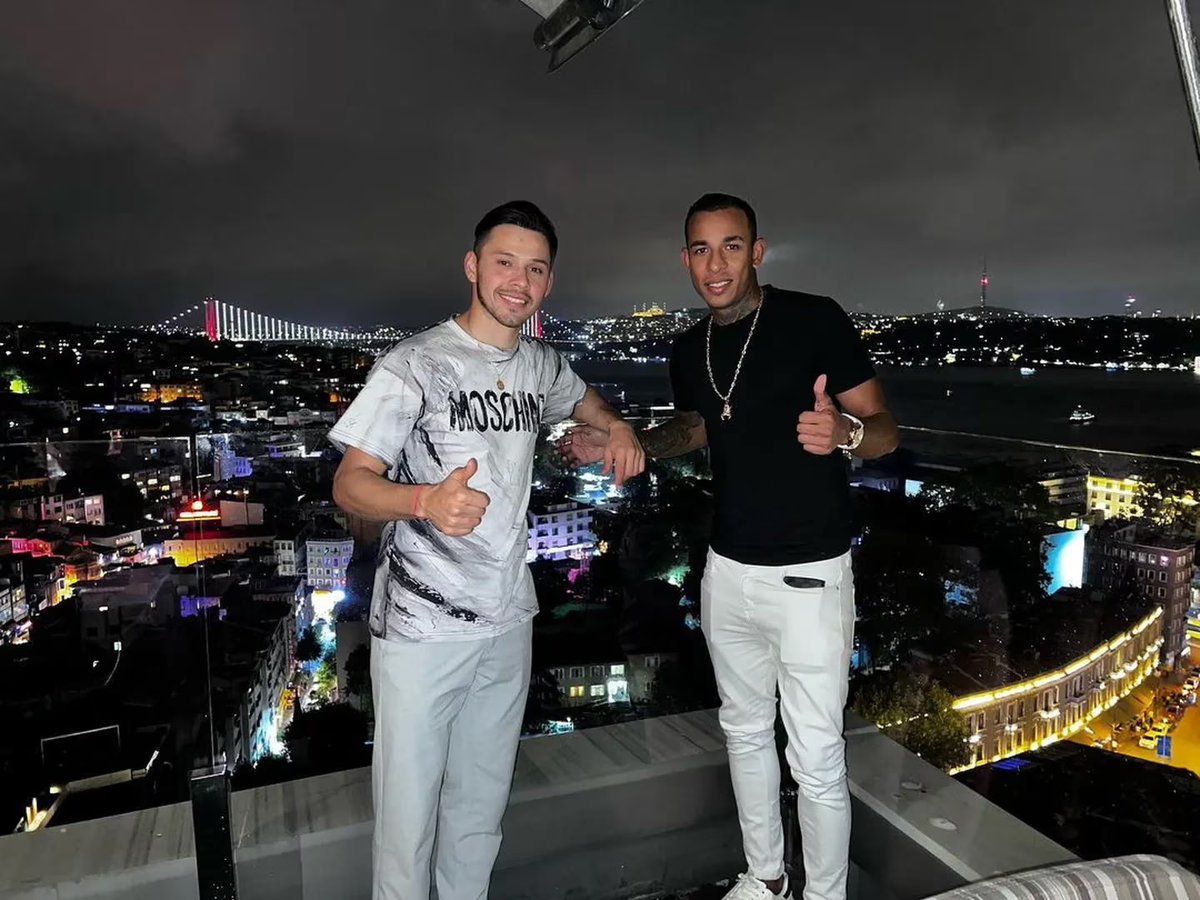 Sebastián Villa publicó una foto junto a Óscar Romero desde Turquía. Sebastián Villa publicó una foto junto a Óscar Romero desde Turquía.