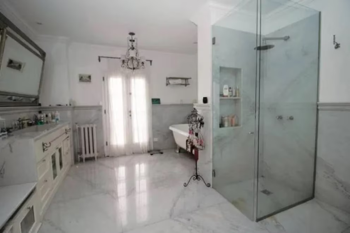 El baño de la habitación principal cuenta con un balcón. El baño de la habitación principal cuenta con un balcón. 