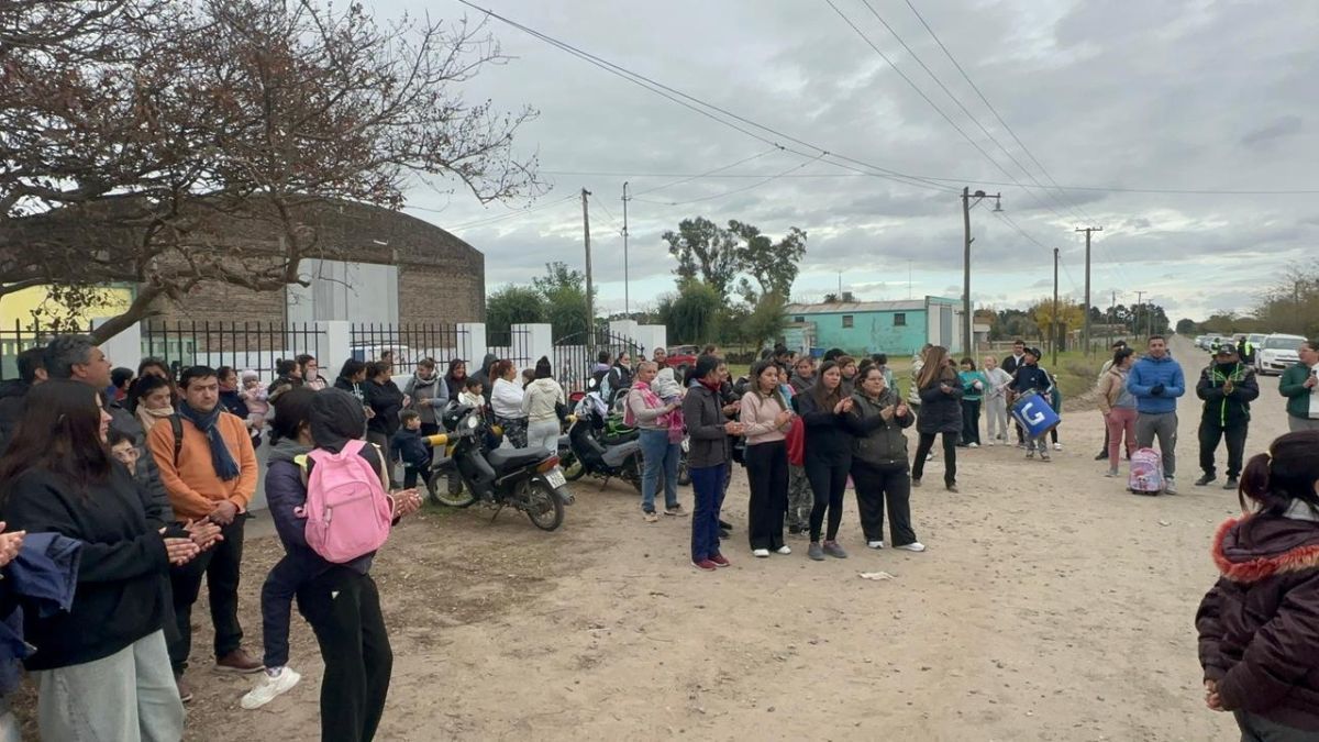 Familias de la escuela Manuel Belgrano de Recreo se concentraron para exigir seguridad tras varios robos a mano armada cerca del establecimiento. Familias de la escuela Manuel Belgrano de Recreo se concentraron para exigir seguridad tras varios robos a mano armada cerca del establecimiento.