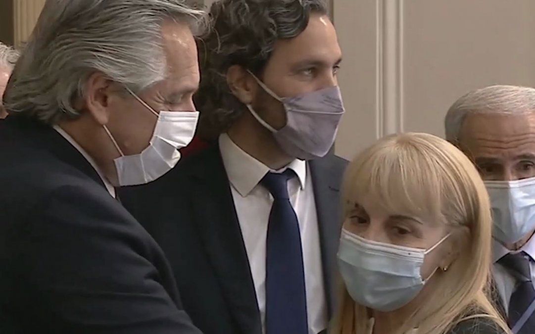 Alberto Fernández, con Claudia Villafañe en el velatorio.