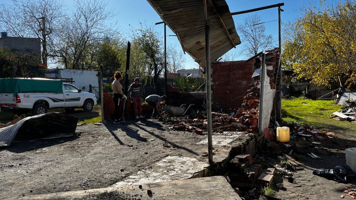 Natalia, siendo ayudada por familiares y amigos, para poner de pie nuevamente su hogar. Natalia, siendo ayudada por familiares y amigos, para poner de pie nuevamente su hogar.