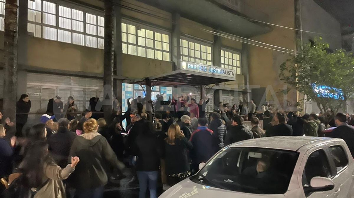 La vigilia en la sede local del partido justicialista se extendió hasta altas horas de la noche.