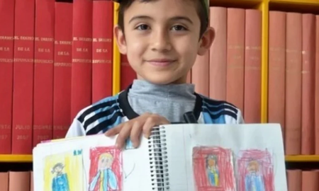 Un niño dibujó su propio álbum de figuritas del Mundial porque sus papás no podían comprarle uno Un niño dibujó su propio álbum de figuritas del Mundial porque sus papás no podían comprarle uno