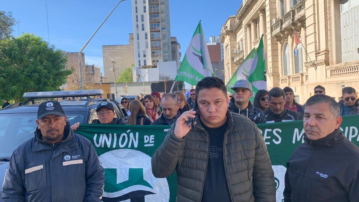 La mayor preocupación del gremio radica en la prórroga de la detención de los cuatro municipales, quienes —según fueron notificados— podrían continuar tras las rejas hasta el próximo jueves bajo el cargo de "lesiones leves". La mayor preocupación del gremio radica en la prórroga de la detención de los cuatro municipales, quienes —según fueron notificados— podrían continuar tras las rejas hasta el próximo jueves bajo el cargo de "lesiones leves".