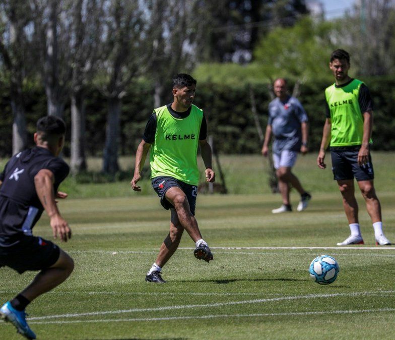 Las inferiores de Colón alentaron al plantel de primera antes del viaje para Asunción