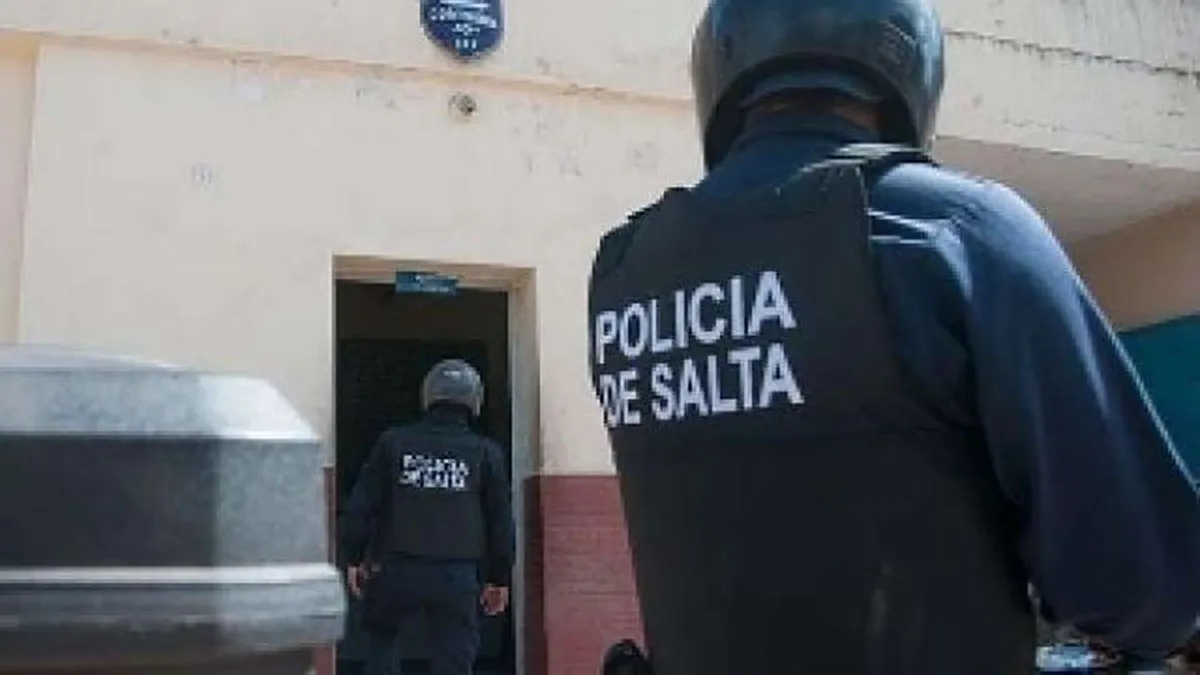 La mujer fue asesinada brutalmente con un arma blanca, mientras que sus dos hijos resultaron gravemente heridos por el ataque.