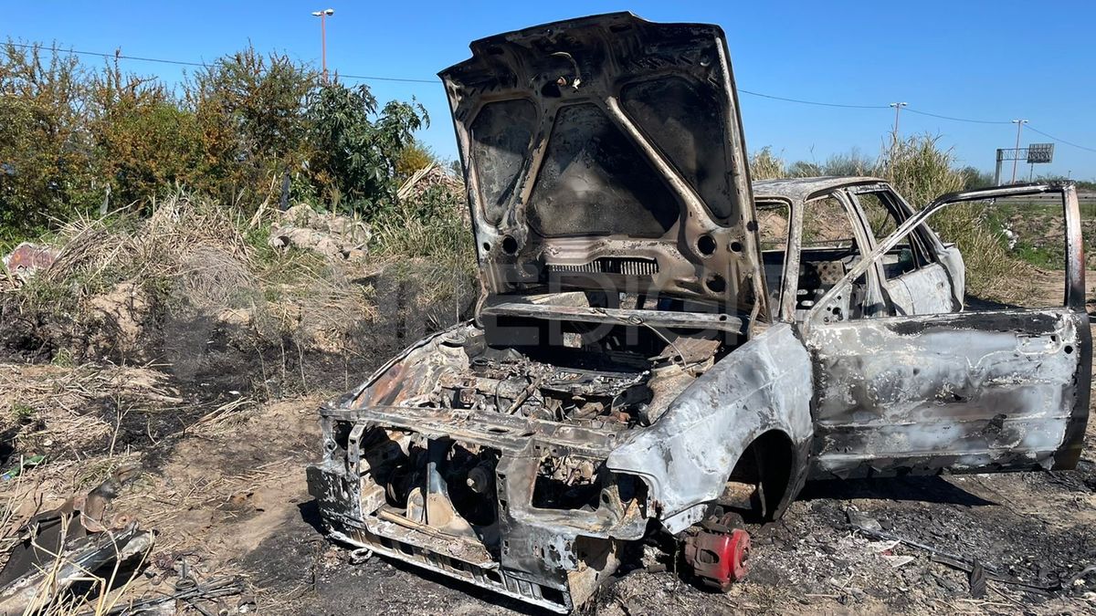 Encontraron el auto robado al hincha de Colón completamente quemado.