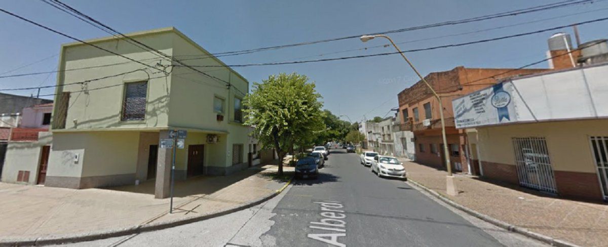 Alberdi entre Maipú y Castellanos. Aquí asaltaron a una mujer que esperaba a sus hijos a la salida del Colegio.