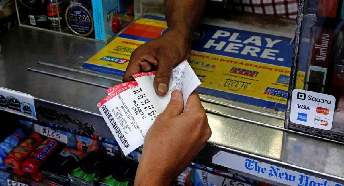 Gana 1 mill&oacute;n de d&oacute;lares en la loter&iacute;a gracias a un neum&aacute;tico desinflado