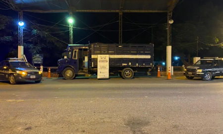 Gendarmería detuvo un vehículo que transportaba 7.000 litros de combustible Gendarmería detuvo un vehículo que transportaba 7.000 litros de combustible