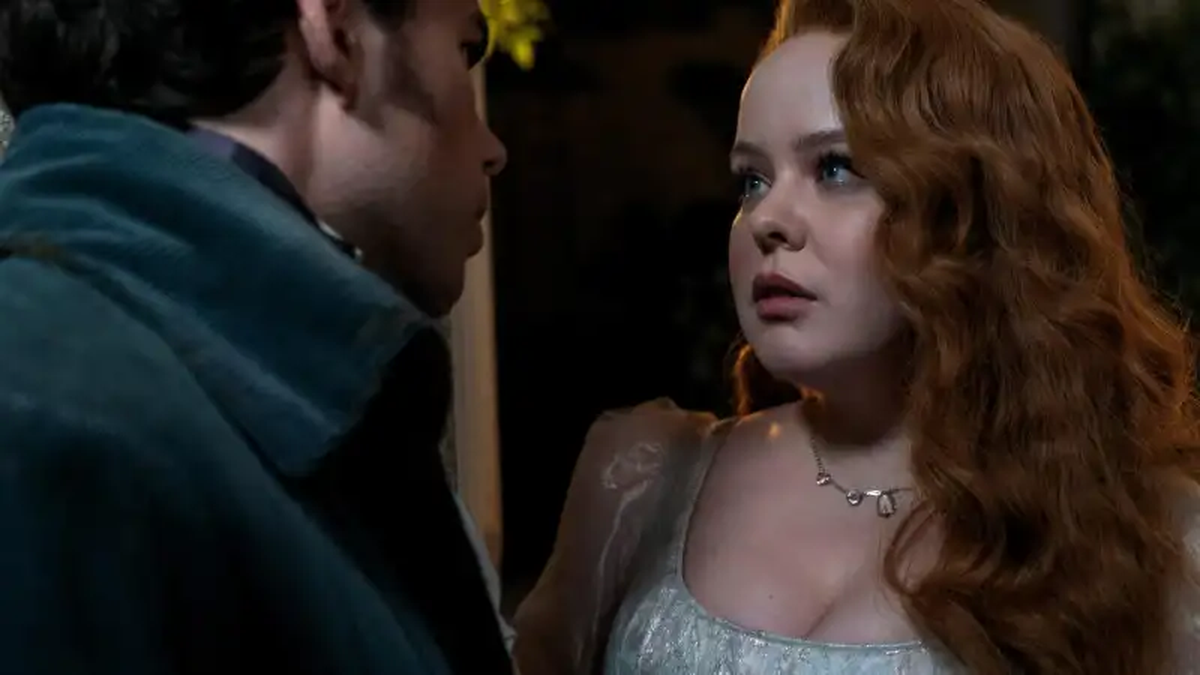 La pareja protagónica de la entrega, no tendrá tanto que luchar por su amor, como por lo que significa que Lady Whistledown—y quién es realmente—se convierta en centro de disputa. Con Colin más que decidido a resolver el misterio de la identidad, Penélope tendrá dos opciones. Admitir su autoría del panfleto del que es autora. O por el otro lado, mentir y engañar al que insiste es el amor de su vida. La pareja protagónica de la entrega, no tendrá tanto que luchar por su amor, como por lo que significa que Lady Whistledown—y quién es realmente—se convierta en centro de disputa. Con Colin más que decidido a resolver el misterio de la identidad, Penélope tendrá dos opciones. Admitir su autoría del panfleto del que es autora. O por el otro lado, mentir y engañar al que insiste es el amor de su vida.