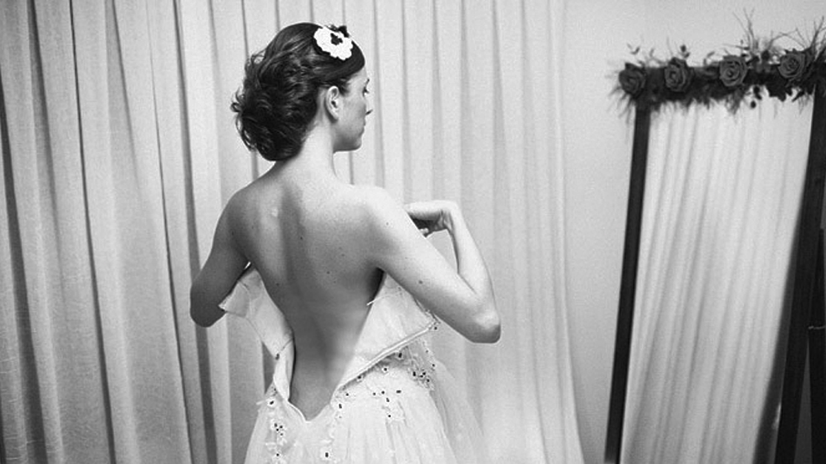 El 12 de septiembre me envía el boceto del vestido y el presupuesto.&nbsp;El total eran USD $2