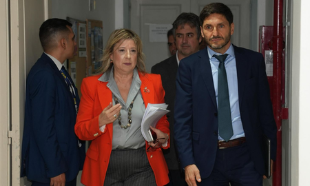 La ministra Alejandra Monteoliva y el gobernador Maximiliano Pullaro encabezaron la conferencia en el Ministerio de Seguridad. La ministra Alejandra Monteoliva y el gobernador Maximiliano Pullaro encabezaron la conferencia en el Ministerio de Seguridad.