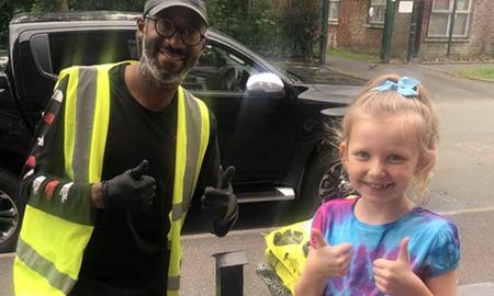 la amistad de una nina de 8 anos y un repartidor sordo se hace viral la amistad de una nina de 8 anos y un repartidor sordo se hace viral