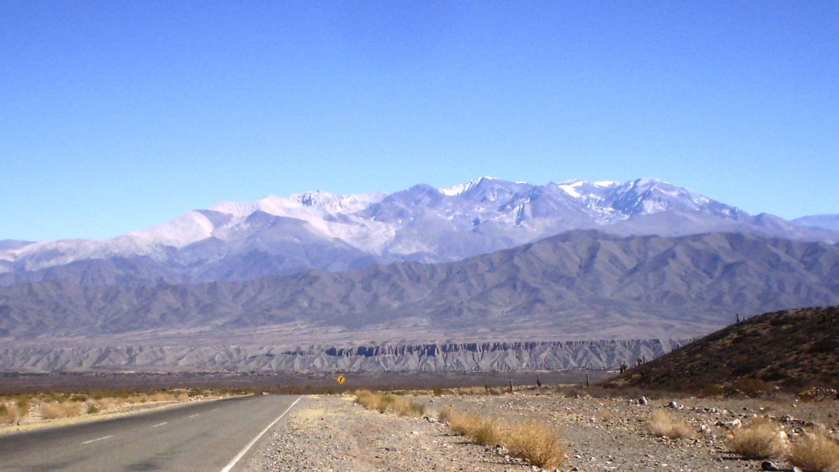 Los cerros que rodean el pueblo, como el Nevado de Cachi, son ideales para el trekking y el ciclismo de montaña.