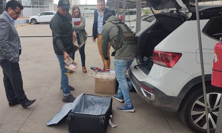 El momento en que el fiscal y sus auxiliares veían como la Gendarmería encontró 16 millones de pesos en la camioneta de Benavidez. El momento en que el fiscal y sus auxiliares veían como la Gendarmería encontró 16 millones de pesos en la camioneta de Benavidez.