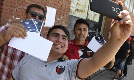 comenzo en asuncion el canje de entradas para los hinchas sabaleros comenzo en asuncion el canje de entradas para los hinchas sabaleros