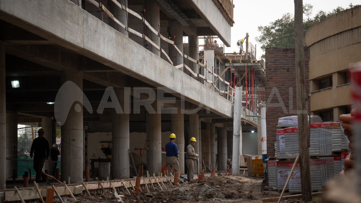 Las obras en marcha permitirán, mediante la reorganización de las áreas, una nueva terapia intensiva en el hospital con 32 camas críticas. Las obras en marcha permitirán, mediante la reorganización de las áreas, una nueva terapia intensiva en el hospital con 32 camas críticas.
