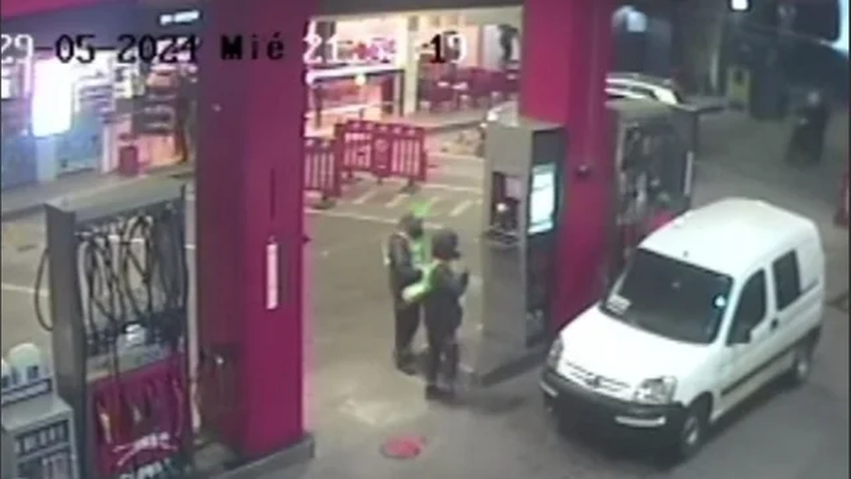 Balearon una estación de servicio en Rosario y dejaron una nota contra Ángel Di María.