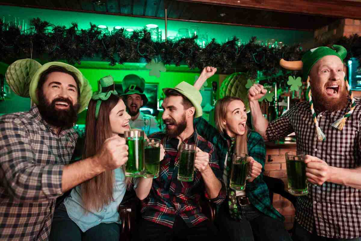 Se cree que el santo enseñó a los irlandeses a destilar alcohol por lo que, a manera de homenaje, se bebe cerveza en su nombre.