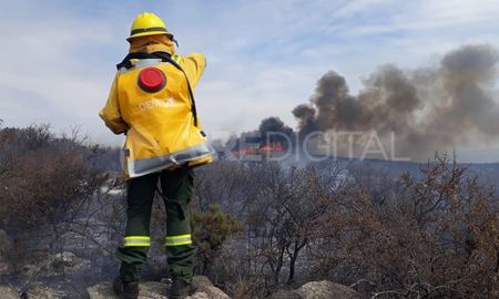 Bomberos voluntarios santafesinos trabajan combatiendo el fuego en la sierra cordobesa. Bomberos voluntarios santafesinos trabajan combatiendo el fuego en la sierra cordobesa.