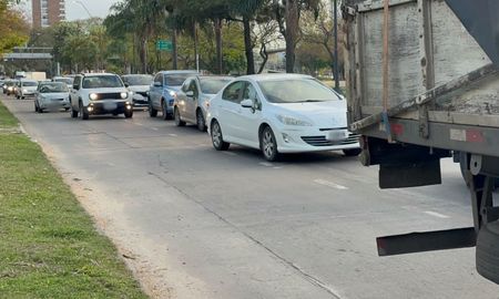El tránsito está complicado en avenida 27 de Febrero de Santa Fe. El tránsito está complicado en avenida 27 de Febrero de Santa Fe.