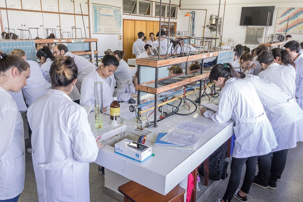 Estudiantes haciendo prácticas de laboratorio en FBCB-UNL.