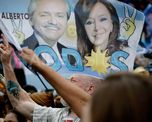 Alberto y Cristina durante la celebración del triunfo en las elecciones generales el 27 de octubre, en un palco copado por La Campora. Alberto y Cristina durante la celebración del triunfo en las elecciones generales el 27 de octubre, en un palco copado por La Campora.