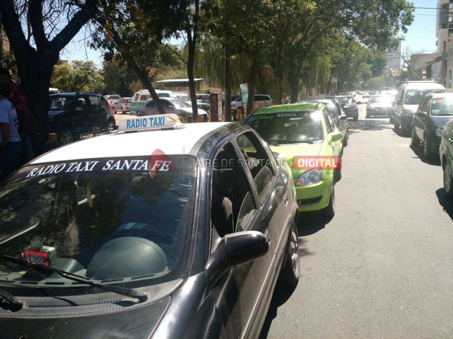 Taxistas y remiseros marchan por más seguridad