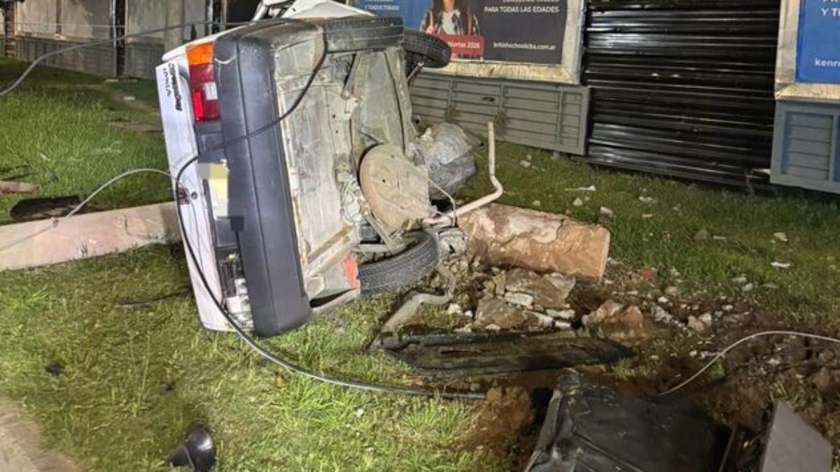 El impactar contra un poste el vehículo dio un giro y el conductor murió en el acto.