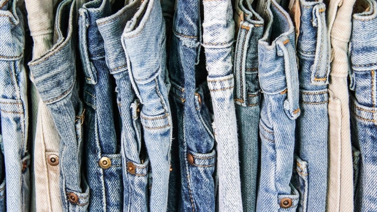 Los cinco colores de jeans que debes tener en tu clóset